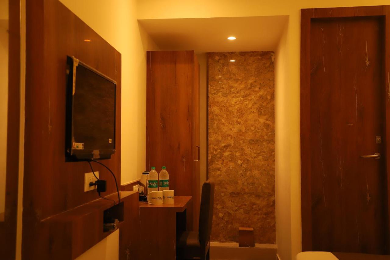 Hotel Sai Pritam Mumbai Bagian luar foto