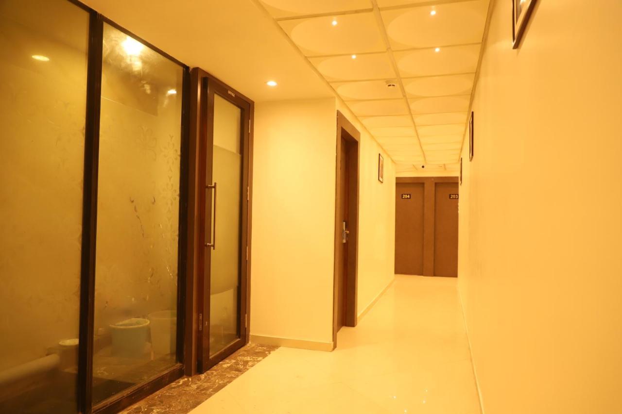 Hotel Sai Pritam Mumbai Bagian luar foto