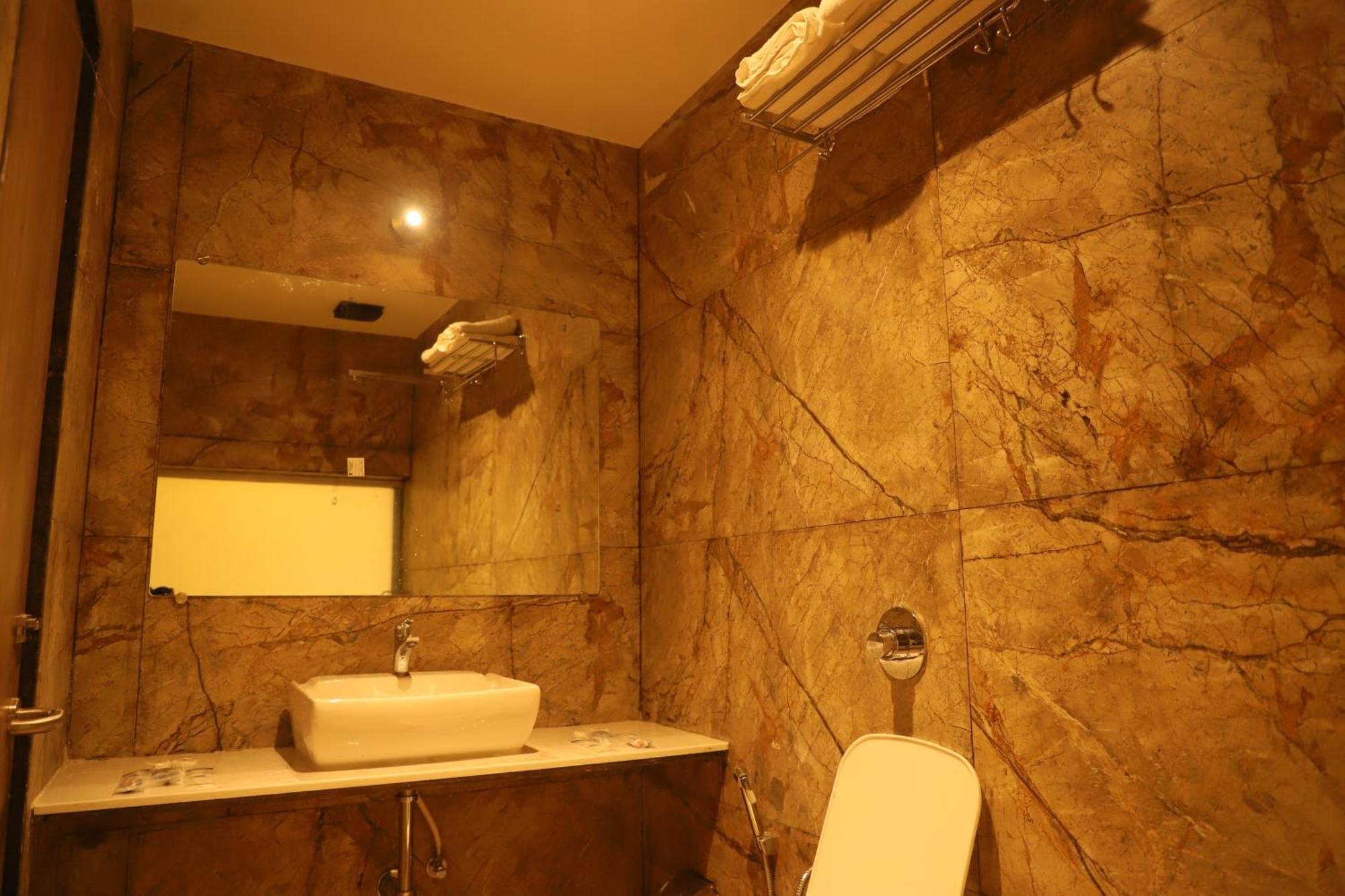 Hotel Sai Pritam Mumbai Bagian luar foto