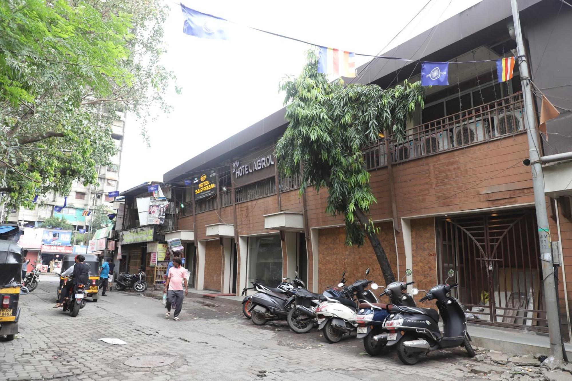 Hotel Sai Pritam Mumbai Bagian luar foto